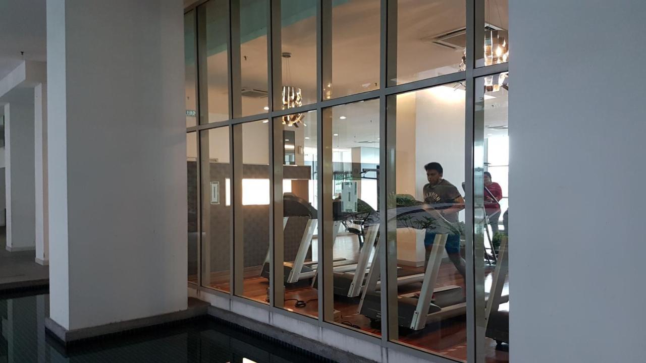 Starsbed Klcc Skyview Roof Pool Hostel Kuala Lumpur Exterior foto